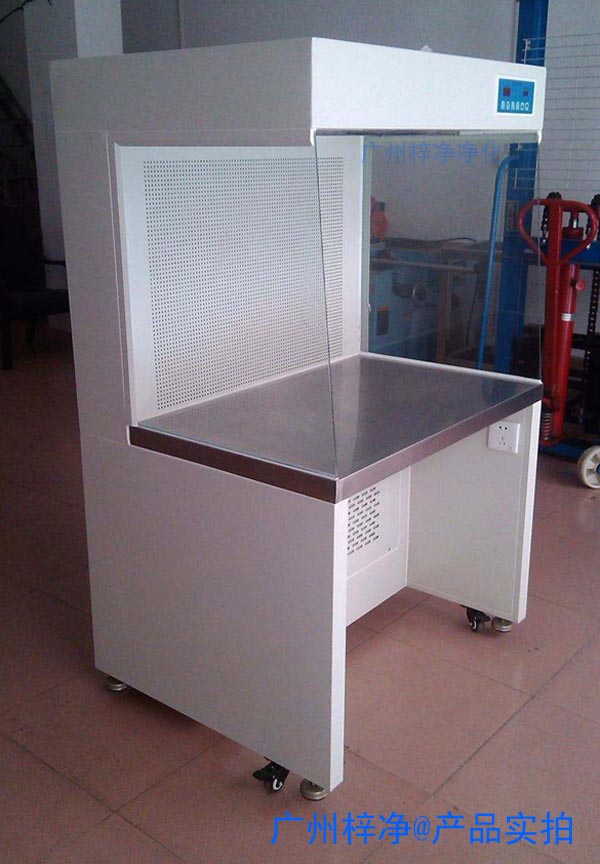 水平層流百級潔凈工作臺可連接組成生產流水線,也可單臺使用,可移動,靈活性強等優點。