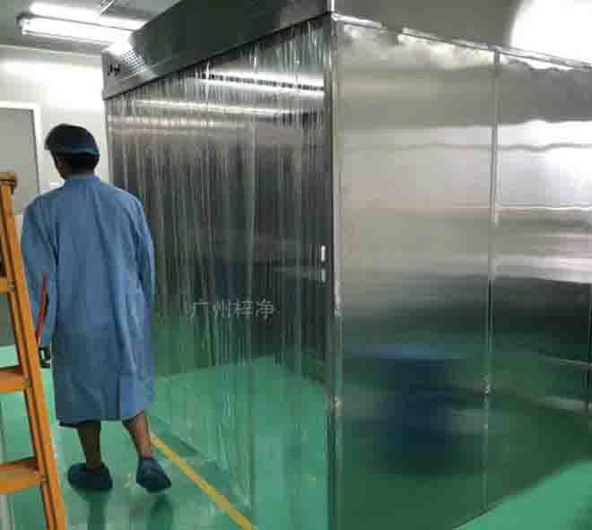 負(fù)壓稱量罩(室)是一種用于制藥,微生物研究和科學(xué)實(shí)驗(yàn)等場(chǎng)所專用的局部?jī)艋O(shè)備,它提供一種垂直單向氣流。