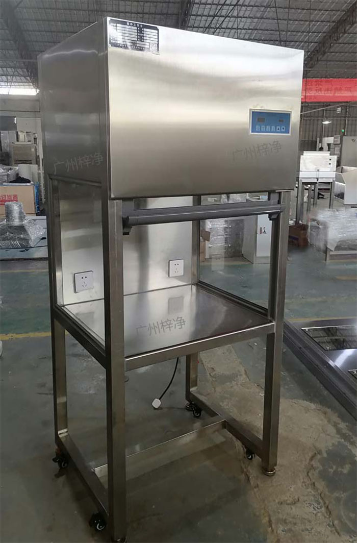 升降門超凈工作臺是采用單向空氣流，室內空氣經預初效過濾器進入靜壓箱，再經過高效空氣過濾器，最后在操作區內形成高度潔凈的單向空氣流，是提供操作區高潔凈度工作環境的理想設備。