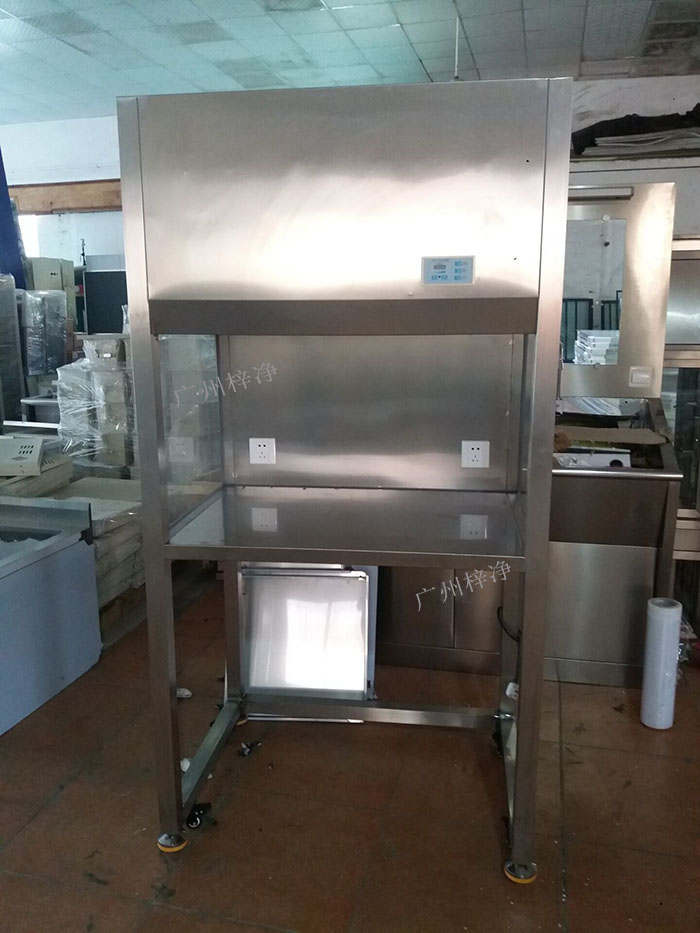 升降門超凈工作臺又稱為升降門潔凈工作臺、推拉門超凈工作臺、無菌工作臺