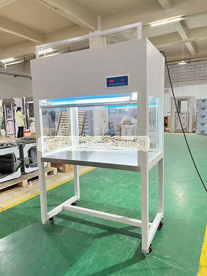 潔凈工作臺底部配備排風(fēng)系統(tǒng),通過高效過濾器凈化后的空氣從下而上流過潔凈工作臺臺面,實(shí)現(xiàn)自凈效果。 潔凈工作臺底部配備排風(fēng)系統(tǒng),通過高效過濾器凈化后的空氣從下而上流過潔凈工作臺臺面,實(shí)現(xiàn)自凈效果。